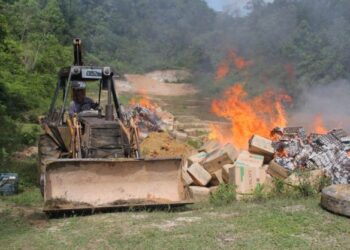 SEBAHAGIAN barang kes jenayah dianggarkan bernilai RM1.5 juta yang dilupuskan di lapang sasar IPD Tapah hari ini. - FOTO/IHSAN PDRM