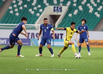 PENYERANG Malaysia B-23, Luqman Hakim Shamsudin berjaya melepasi kawalan tiga pemain Thailand pada aksi Kumpulan C Piala AFC B-23 di di Stadium Bunyodkor, Tashkent, Uzbekistan, hari ini.-FAM