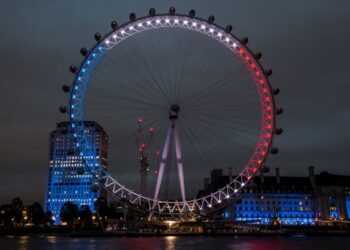 KEPUTUSAN Britain yang meluluskan penggunaan vaksin Pfizer mencetuskan pelbagai reaksi daripada banyak pihak. - AFP