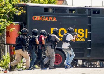 PASUKAN anti keganasan Indonesia, Densus 88 menahan seramai 232 suspek pengganas pada tahun lalu. - AFP