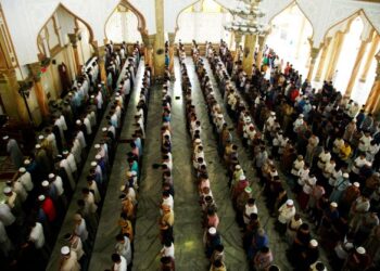 SEMUA umat Islam di Indonesia diseru supaya membaca doa qunut nazilah bagi memohon kesejahteraan buat rakyat Palestin yang ditindas Israel. - AFP
