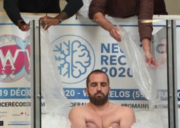 ROMAIN Vanderdorpe berjaya pecah rekod dunia berdiri paling lama dalam bekas diisi ketulan ais di Wattrelos, Perancis. - AFP