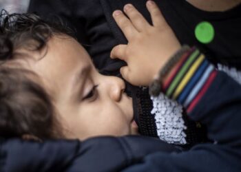 GARIS panduan NHS menasihati ibu menunggu sehingga berhenti menyusu anak sebelum mengambil suntikan vaksin Covid-19. - AFP