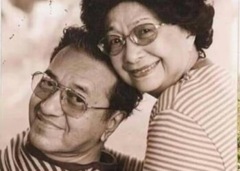 TUN Dr. Mahathir Mohamad dan isterinya dibesarkan dalam suasana keluarga yang penuh kasih sayang.
