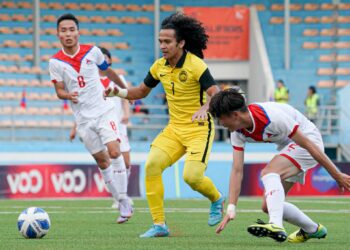 Muhammad Najmudin Akmal Kamal Akmal (tengah) diasak dua pemain Mongolia pada kempen kelayakan Piala Asia B-20 di Stadium MFF, Ulaanbaatar.- IHSAN AFC