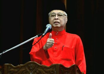 ISMAIL SABRI Yaakob berucap melancarkan Jentera Barisan Nasional Bera di Dewan Konvensyen di Bera, Pahang. - UTUSAN/SHAIKH AHMAD RAZIF