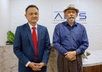 Juhar Mahiruddin (kanan) bersama Pengasas ALPS Medical Centre (ALPS), Dr SK Tham ketika lawatan rasmi ke ALPS Medical Centre (ALPS), baru-baru ini.