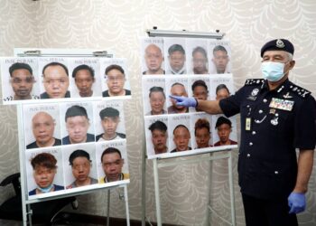 ZAINUDDIN Yaacob menunjukkan gambar suspek yang ditahan kerana disyaki terlibat dalam sindiket Macau Scam dalam sidang akhbar di IPK Perak di Ipoh, hari ini. - UTUSAN/ZULFACHRI ZULKIFLI