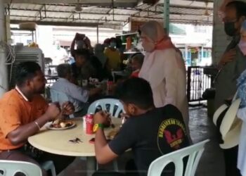 TANGKAP layar  paparan video dimuat naik di Facebook yang mendakwa Zuraida Kamaruddin dan Tai Siong Jiul  bertemu dengan pengundi  di Machap Baru, Melaka, pagi tadi.