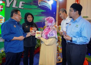 AHMAD Hamzah (kiri), Haslina Abdul Hamid (dua dari kiri) dan Ahmad Tarmizi Sulaiman (kanan) mendengar penerangan Nor Hathmina Ibrahim (tengah) selepas pelancaran Produk Hazra Jaya Food 
Enterprise di Taman Ekspo Pertanian Malaysia (MAEPS).