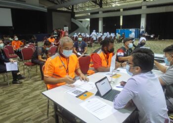 PETUGAS barisan hadapan menunggu giliran untuk menerima suntikan vaksin Covid-19 di PKRC bersepadu Maeps 2.0 Serdang, hari ini. - UTUSAN/ FAISOL MUSTAFA