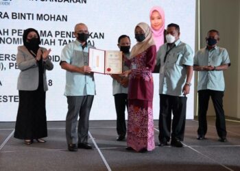DR Ronald Kiandee menyampaikan Anugerah Pelajar Cemerlang Persatuan Nelayan Kebangsaan (Nekmat) kepada seorang penerima ketika merasmikan Mesyuarat Agung Tahunan Nekmat di Kuala Lumpur, hari ini.