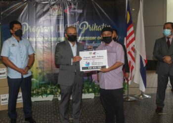 RONALD Kiandee (dua kiri) menerima sumbangan daripada wakil Keropok House & Industry Sdn Bhd pada Program MAFI Prihatin CSR Rakan Strategik Jabatan Perikanan Malaysia di perkarangan Wisma Tani, Putrajaya. -UTUSAN/FAISOL MUSTAFA