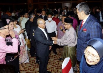 RONALD Kiandee beramah mesra bersama tetamu pada Majlis Ramah Mesra Aidilfitri MAFI di Putrajaya. -UTUSAN/FAISOL MUSTAFA
