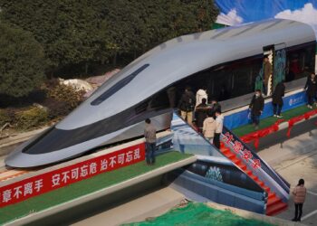 Prototaip model kereta api laju maglev China yang bakal menjadi kenderaan darat palaing pantas. - AFP