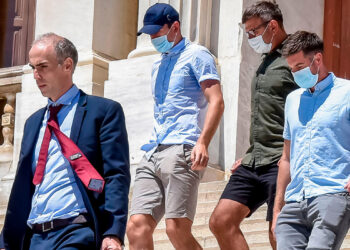 Harry Maguire (dua dari kiri) meninggkalkan mahkamah di Syros. - AFP