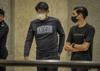 PEMUDA yang dibebaskan  daripada tuduhan membunuh 23 penghuni Darul Quran Ittifaqiyah (kiri) hadir di Mahkamah Rayuan Putrajaya semalam.– UTUSAN/FAIZ ALIF AHMAD ZUBIR