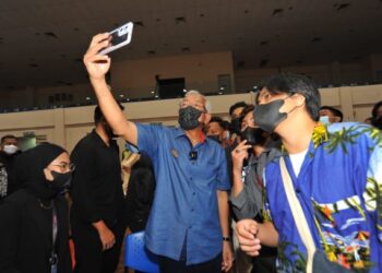 MAHDZIR Khalid merakam swafoto bersama mahasiswa UniKL ketika mengadakan lawatan ke UniKL Mitec, Pasir Gudang di Johor. - FOTO/RAJA JAAFAR ALI