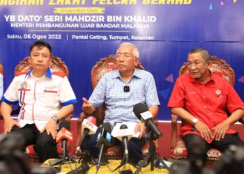 MAHDZIR Khalid (tengah) semasa Program Bekwoh Rakyat Keluarga Malaysia di Pantai Geting, Pengkalan Kubor, Tumpat, Kelantan hari ini. - UTUSAN/KAMARUL BISMI KAMARUZAMAN
