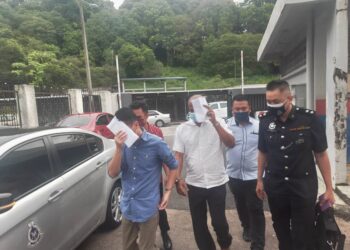 TAN TECK LOKE (kiri), S. Sellathurai (dua kiri) dan Shah Effendy Wahyu didakwa di Mahkamah Majistret Johor Bahru atas tuduhan menipu RM192,000 daripada seorang ahli perniagaan pada 2019.