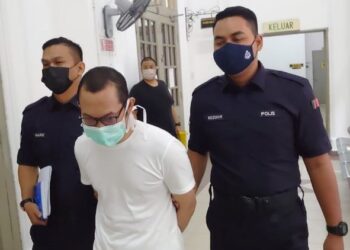 IZAD Shahizal Pungot (tengah) dijatuhi hukuman gantung sampai mati atas kesalahan mengedar kanabis di Mahkamah Tinggi Johor Bahru.