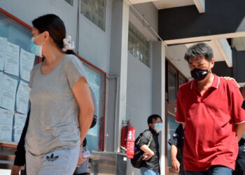 CHAI Koon Shong (kanan) dan Ng Kah Lai keluar dari bangunan mahkamah selepas didakwa atas tiga pertuduhan penipuan berkaitan pelaburan di Mahkamah Majistret Ipoh, hari ini.  - UTUSAN/ZULFACHRI ZULKIFLI
