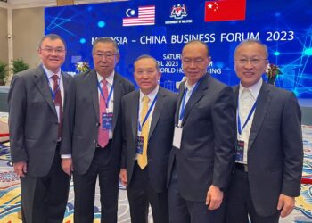 Pengarah Urusan Taiko Palm-Oleo (Zhangjiagang) Co. Ltd, Kuay Cheow Kwee; Ketua Pegawai Operasi KLK, Tan Sri Lee Oi Hian; Pengasas dan Pengarah Urusan Kumpulan Mah Sing, Tan Sri Leong Hoy Kum; Pengerusi Top Glove, Tan Sri Lim Wee Chai dan Tan Sri Barry Goh ketika mengikuti delegasi perniagaan peringkat tinggi dalam Forum Perniagaan Malaysia-China 2023 di Beijing, baru-baru ini.