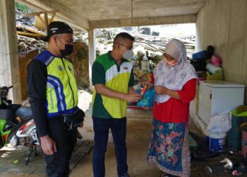 Antara penerima daging korban menerusi Program Korban Asnaf Ikhlas.Com, Mahsuri dan Frontliner IPD Besut di Pulau Perhentian.