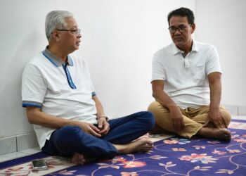 ISMAIL Sabri Yaakob (kiri) bersama Rosli Manah ketika berkunjung ke kediaman bekas wartawan itu, baru-baru ini.