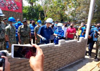 ISMAIL Sabri Yaakob (tengah) menyempurnakan gimik pelancaran projek rumah jiwa murni milik Mohd. Tahir Nong Chik di Kampung Kuala Triang, Bera, Pahang.