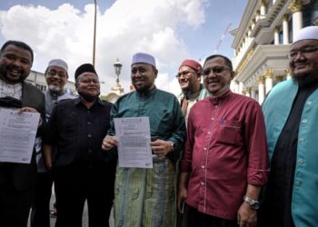 MUHAMMAD Najhan Shahir Halim (tengah) menunjukkan memorandum bantahan terhadap kerajaan India dan parti BJP di Wisma HRIH Lotus Setapak, Kuala Lumpur, hari ini. - UTUSAN/FAIZ ALIF AHMAD ZUBIR