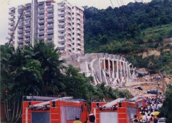 Tragedi kondominium Highland Tower yang tumbang pada 11 Disember 1993 di Taman Hillview, Ampang akibat pergerakan struktur  tapak bangunan berpunca laluan air bawah tanah yang mengorbankan 48 nyawa.