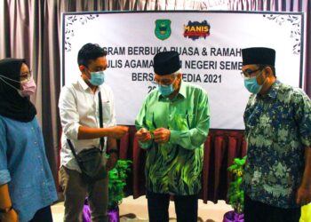 ABDUL Aziz Sheikh Abdul Kadir (dua dari kanan) beramah mesra bersama sebahagian petugas media selepas Majlis Berbuka Puasa Bersama MAINS Bersama Media dekat Port Dickson, Negeri Sembilan, semalam. - UTUSAN/MUHAMMAD IZZAT TERMIZIE