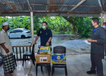 TUANKU SYED FAIZUDDIN PUTRA JAMALULLAIL (tengah) berkenan berangkat menyerahkan sumbangan agihan zakat MAIPs kepada seorang warga emas, Rahim Mat Isa,61, di Kampung Nesam, Kangar, Perlis hari ini.