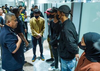 ABDUL Jalil Hassan (kiri) bertemu dengan lima  mangsa penipuan kerja luar negara yang  dibawa pulang selepas tiba di Lapangan Terbang Antarabangsa Kuala Lumpur (KLIA). - UTUSAN/MUHAMAD IQBAL ROSLI