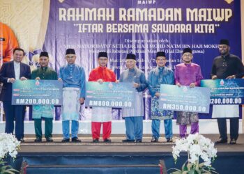 DR. MOHD. Na’im Mokhtar (empat dari kiri) bergambar dengan wakil-wakil NGO dan persatuan yang menerima replika cek bantuan aktiviti serta operasi pada program Rahmah Ramadan MAIWP di Dewan Merak Kayangan, Balai Felda, Kuala Lumpur, baru-baru ini. – UTUSAN/ FARIZ RUSADIO