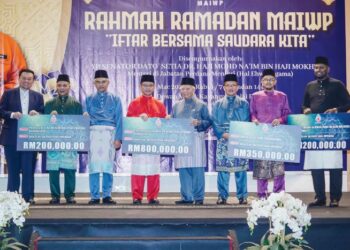 DR. MOHD. Na’im Mokhtar (empat dari kiri) bergambar dengan wakil-wakil NGO dan persatuan yang menerima replika cek bantuan aktiviti serta operasi pada program Rahmah Ramadan MAIWP di Dewan Merak Kayangan, Balai Felda, Kuala Lumpur, baru-baru ini. – UTUSAN/ FARIZ RUSADIO