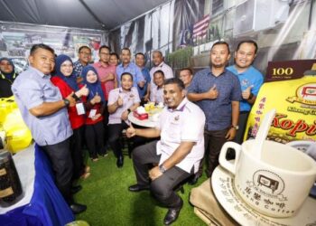 SUHAIRI HASHIM (berdiri tiga kanan) mengiringi Menteri Besar, Datuk Onn Hafiz Ghazi pada majlis perasmian FMJ 2022 di Puteri Harbour, Iskandar Puteri, baru-baru ini.