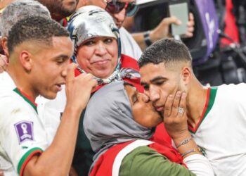 ACHRAF 
Hakimi (kanan) diberi ciuman oleh ibunya bersama pemain tengah, Abdelhamid Sabiri sejurus Maghribi menumpaskan Belgium pada aksi Kumpulan F, 
27 November 
lalu. – AFP