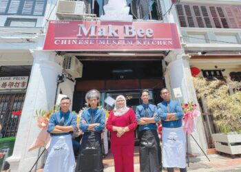 SHAZANA Mahazir (tengah) bersama pekerja Mak Bee Chinese Muslim Kitchen yang beroperasi di Pekan Cina, Alor Setar.