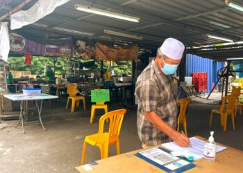 SEORANG peniaga di Pokok Mangga, Melaka masih tidak membenarkan aktiviti dine-in di gerainya berikutan tidak mengetahui kebenaran itu turut terpakai di Melaka. - UTUSAN/DIYANATUL ATIQAH ZAKARYA