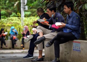 ORANG ramai menjadikan kawasan kaki lima sebagai tempat untuk menjamu selera semasa waktu rehat makan tengah hari di Jalan Raja Chulan, Kuala Lumpur, semalam. Premis makanan dan restoran hanya dibenarkan beroperasi untuk perkhidmatan bawa pulang sepanjang tempoh Perintah Kawalan Pergerakan (PKP). – UTUSAN/FARIZ RUSADIO