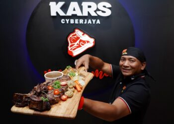 Pemilik Kars Fine Meat and Steak, Sudirman Rodhi menunjukkan antara hidangan utama yang terdapat di Kars Fine Meat and Steak di Cyberjaya. - MINGGUAN/FAUZI BAHARUDIN.