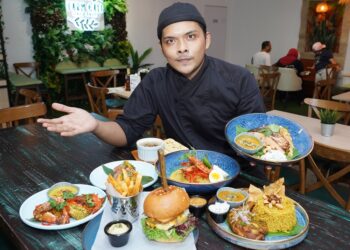 Chef Abdul Wahab Jaafar menunjukkan antara hidangan yang disediakan di Farm Cafe Batu Caves.  - MINGGUAN MALAYSIA/FAUZI BAHARUDIN