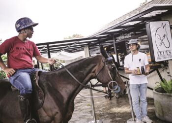 SALAH seorang penunggang mengambil minuman yang dipesan mnerusi kod pengimbas di kafe tersebut.