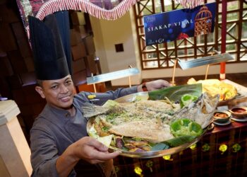 Chef Eksekutif Hotel Sheraton Imperial Kuala Lumpur, Hazif Ramli menunjukkan hidangan siakap viral yang disediakan pada promosi bufet Ramadan di Hotel Sheraton Imperial Kuala Lumpur., baru-baru ini-MINGGUAN/FAUZI BAHARUDIN