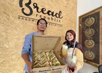 PAKAR SANDWICH… Muhammad Mustamir Mustafa dan Yang Zarina Abd. Rahman menunjukkan menu sandwich kombo L dan minuman yang disediakan di Kafe Bread Republic, Alor Setar Kedah.