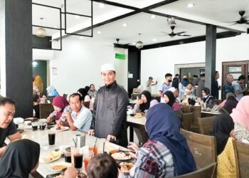 RAJA Abdul Salam Raja Gazali  (tengah) beramah mesra dengan pengunjung pada Program Sedekah Jumaat anjuran Restoran DSH, Batu Buruk, Kuala Terengganu, semalam – UTUSAN/KAMALIZA KAMARUDDIN