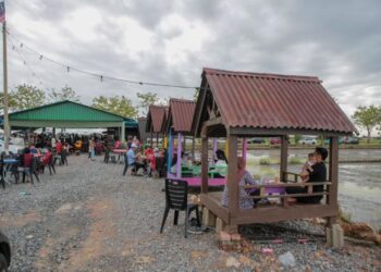 KEDAI makan D’Petak Paksu yang terletak di sawah menarik perhatian orang ramai berikutan harga berpatutan di Kampung Sungai Baru, Simpang Empat, Arau, Perlis.- UTUSAN/SHAHIR NOORDIN