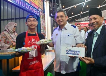 SALAHUDDIN Ayub (dua, kanan) menunjukkan Menu Rahmah yang dijual di kiosk gerai makanan dan minuman  pada program Jelajah Menu Rahmah dan Penyerahan Bakul Rahmah di Kuala Terengganu, hari ini. - UTUSAN/PUQTRA HAIRRY ROSLI
